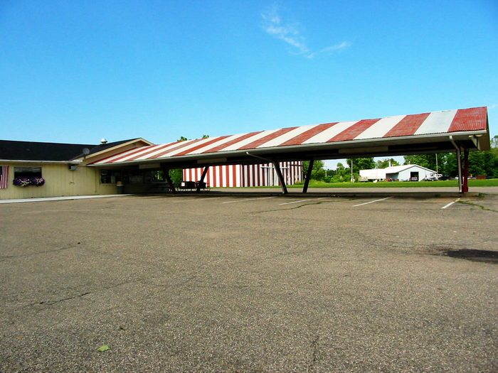 Lutzs Drive In - 2002 Photo